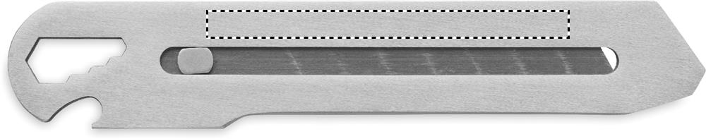 Achterzijde boven (0,6 x 8 cm)