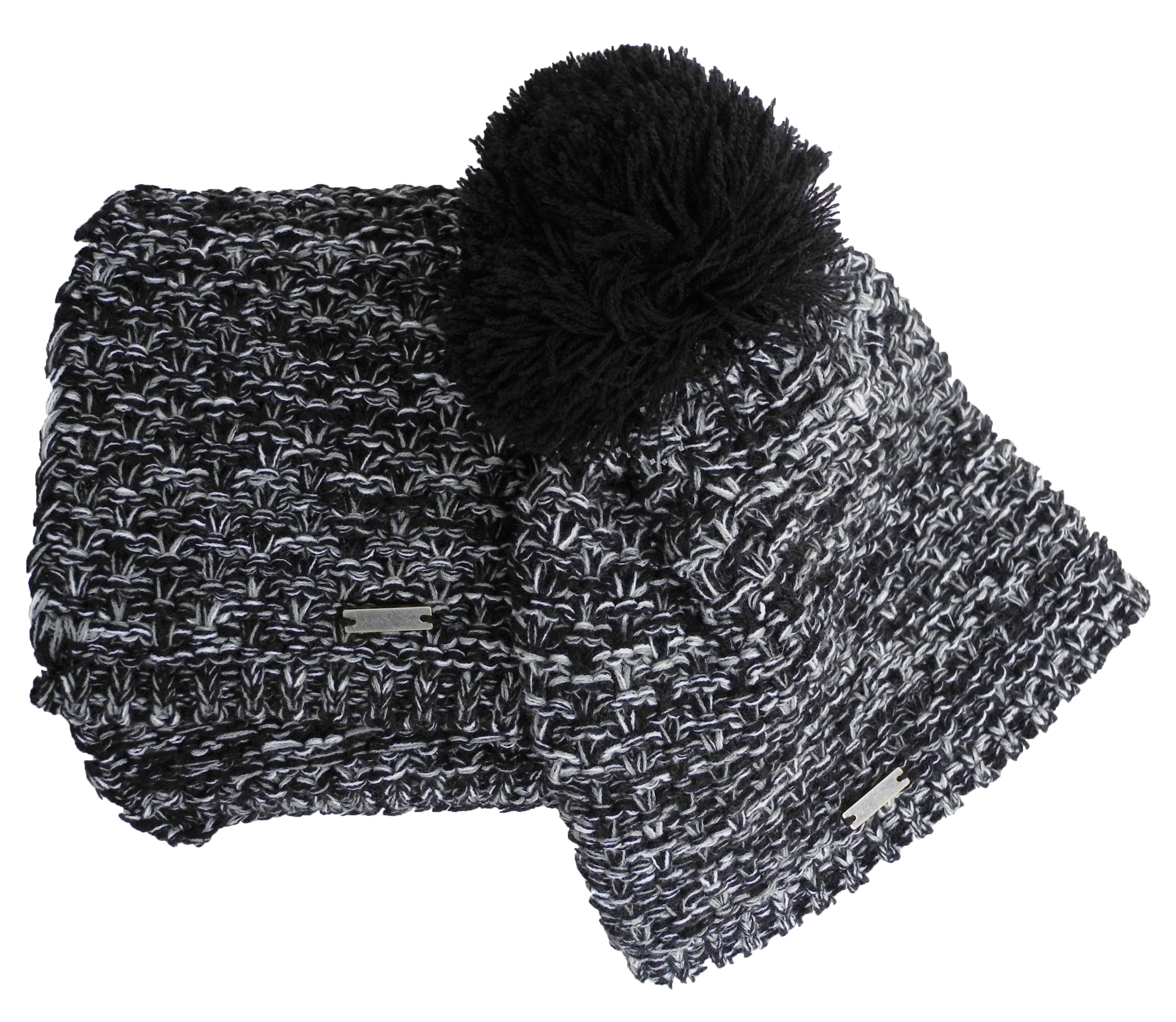 op het metalen plaatje op de sjaal (2,5 x 1 cm)